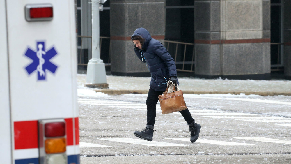 Caídas y resbalones en el hielo incrementan actividad en hospitales de Chicago