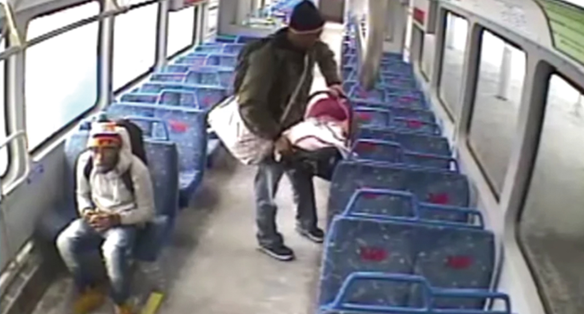 #Video Padre trata de recuperar a bebé tras dejarlo solo en tren para ir a fumar