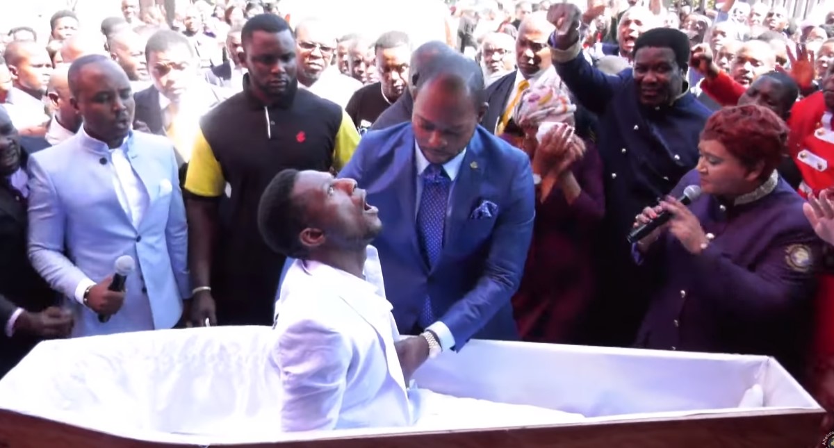 #Video Pastor atrae burlas por ‘resucitar’ a hombre en Sudáfrica