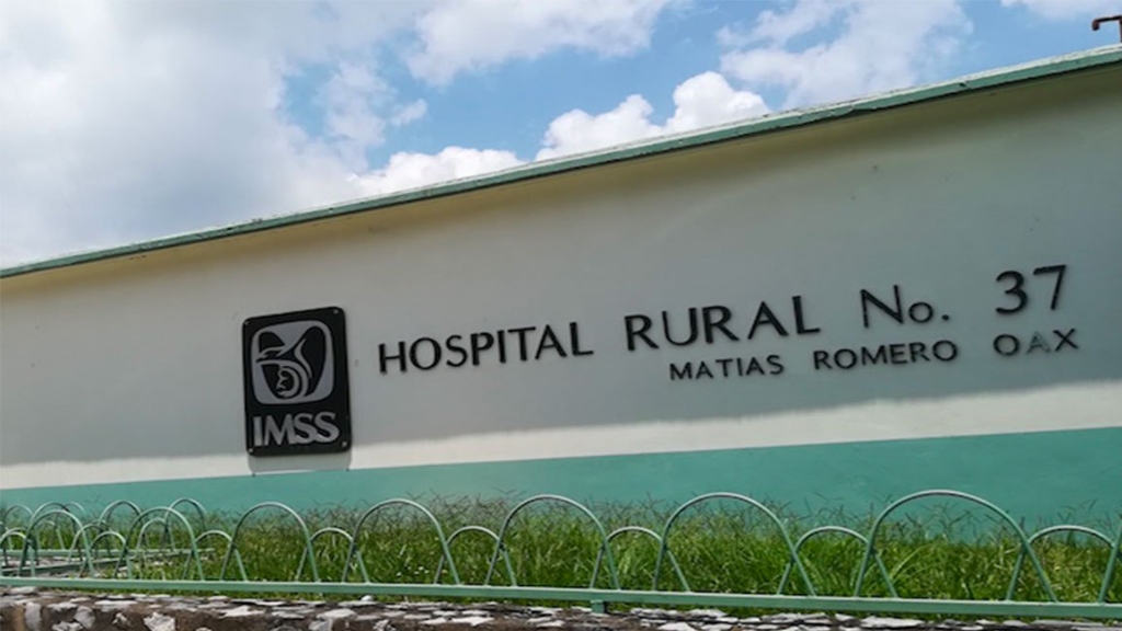 Volcadura de camioneta de pasajeros en Oaxaca deja nueve lesionados