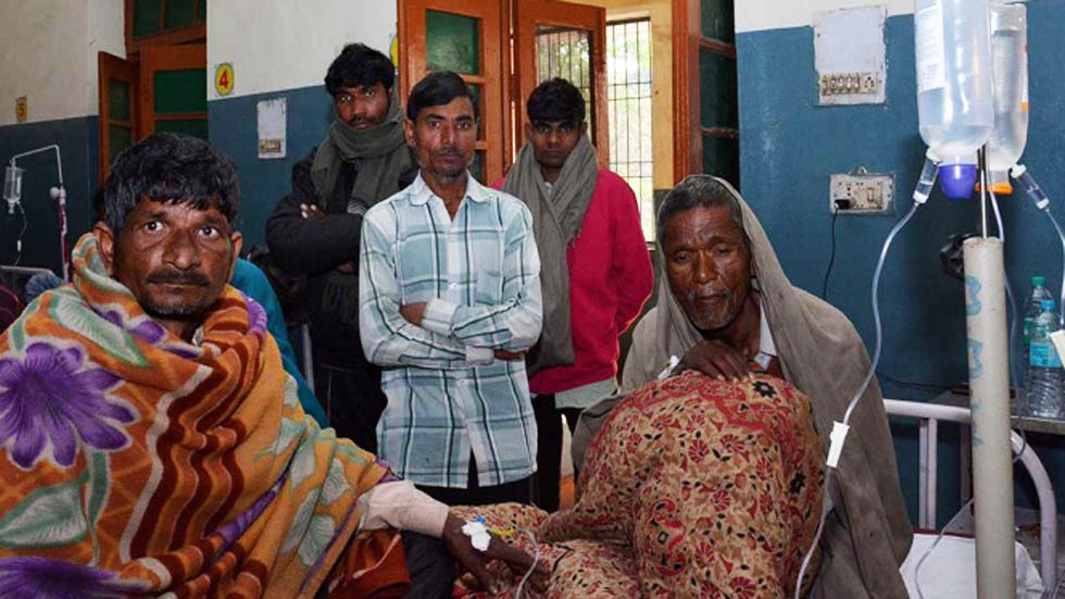 Alcohol adulterado mata a más de 100 personas en India Alcohol adulterado mata a más de 100 personas en India