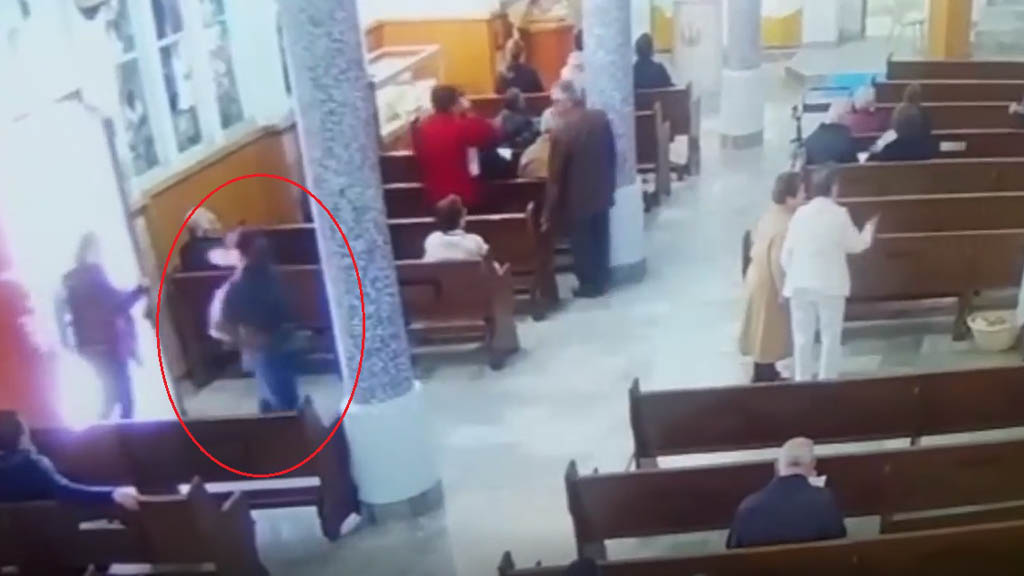 #Video Mujer roba bolso a feligresa durante misa en Mexicali - huida-de-ladrona