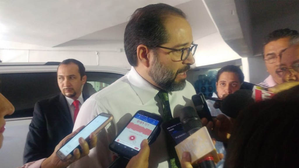 Hallan al menos 19 cuerpos en fosas clandestinas en Colima: Gobernador