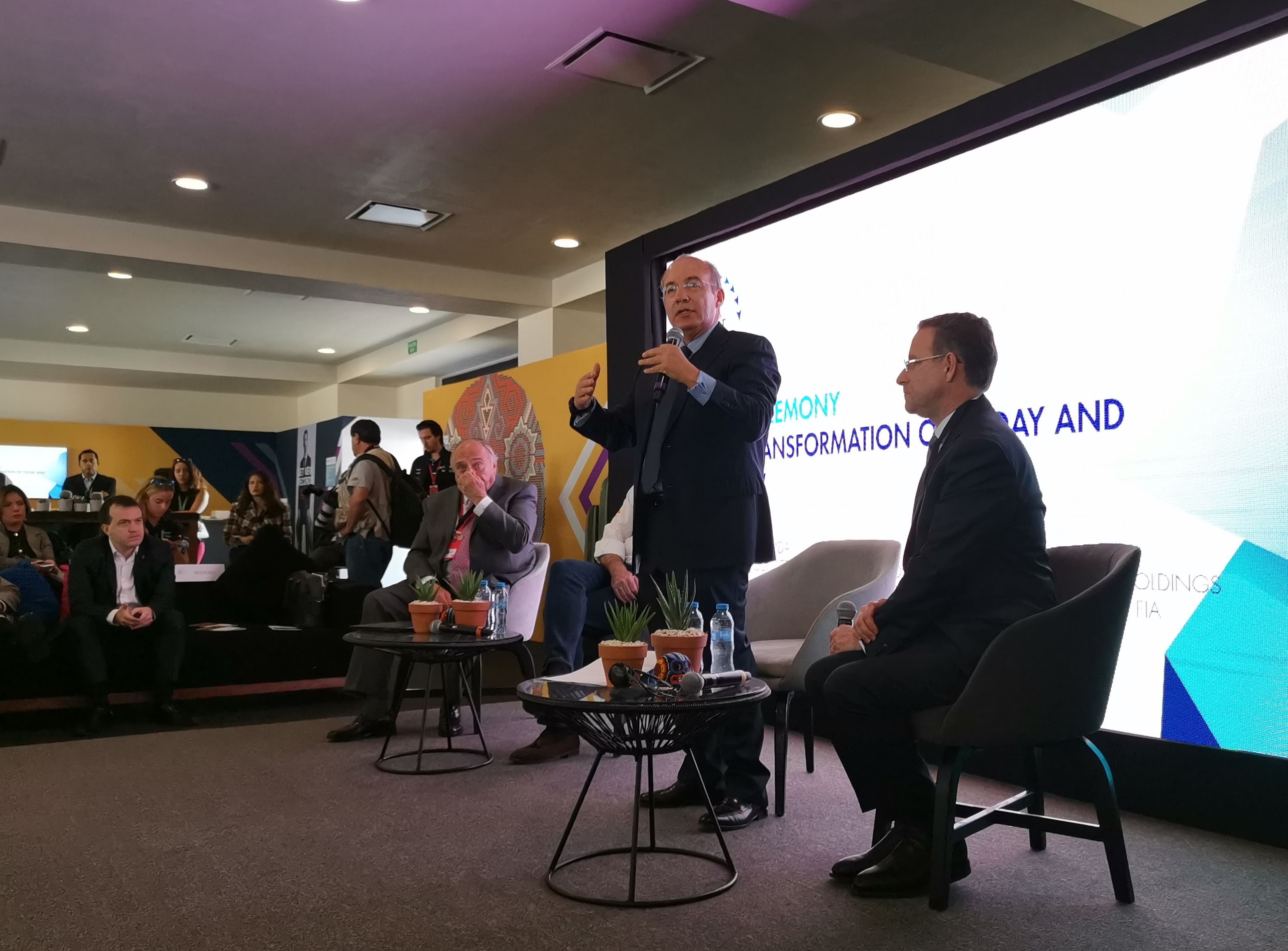 Las ciudades cambiarán cuando se use indistintamente el transporte público: Calderón