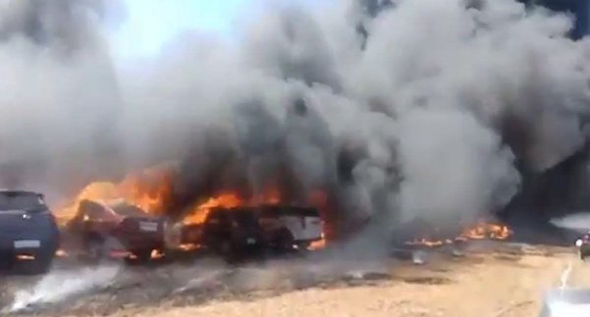 #Video Incendio consume 300 automóviles en India #Video Incendio consume 300 automóviles en India