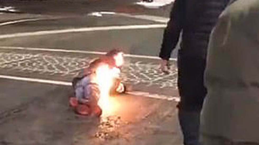 #Video Hombre se incendia tras descarga eléctrica con arma - incendio-de-hombre-tras-descarga-electrica