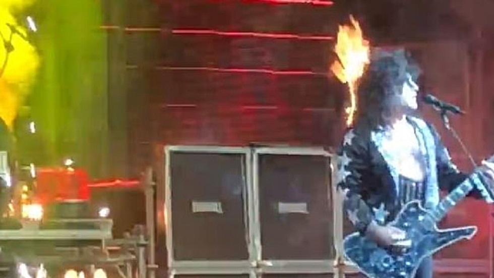 #Video Pelo de guitarrista se incendia durante concierto