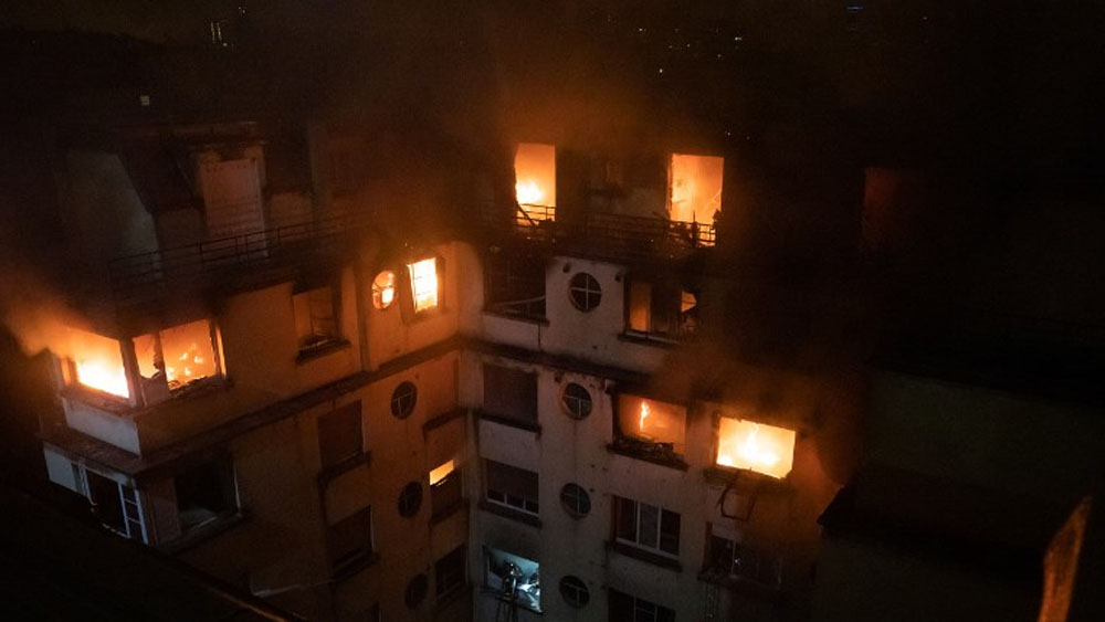 Suman 10 muertos por incendio en edificio de París