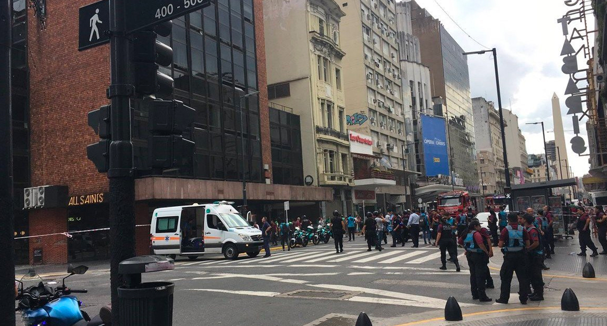 Incendio en hotel de Buenos Aires deja un muerto y más de 50 heridos