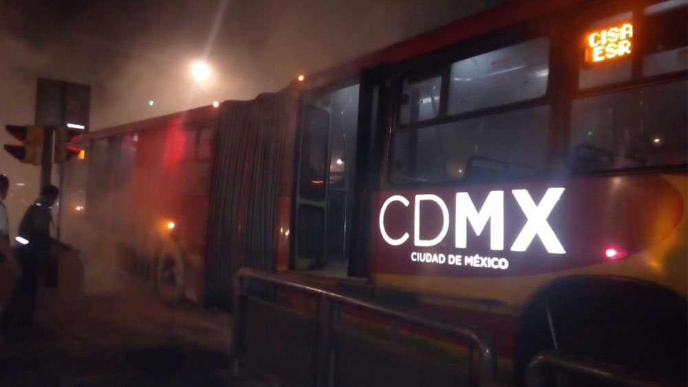 Se incendia Metrobús en Insurgentes Norte Se incendia Metrobús en Insurgentes Norte
