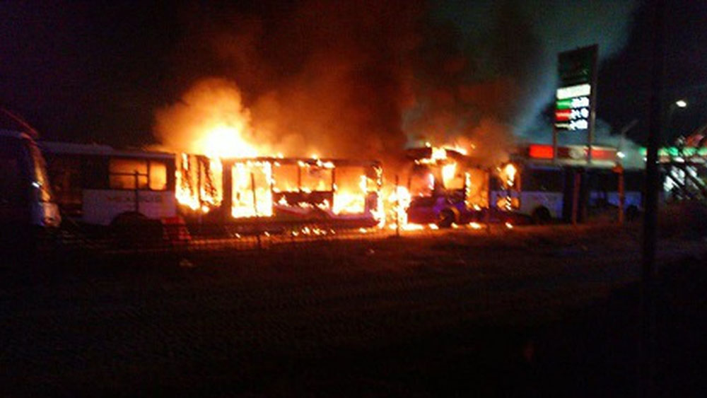 Lanzan bombas molotov a unidades del Mexibús en Ecatepec