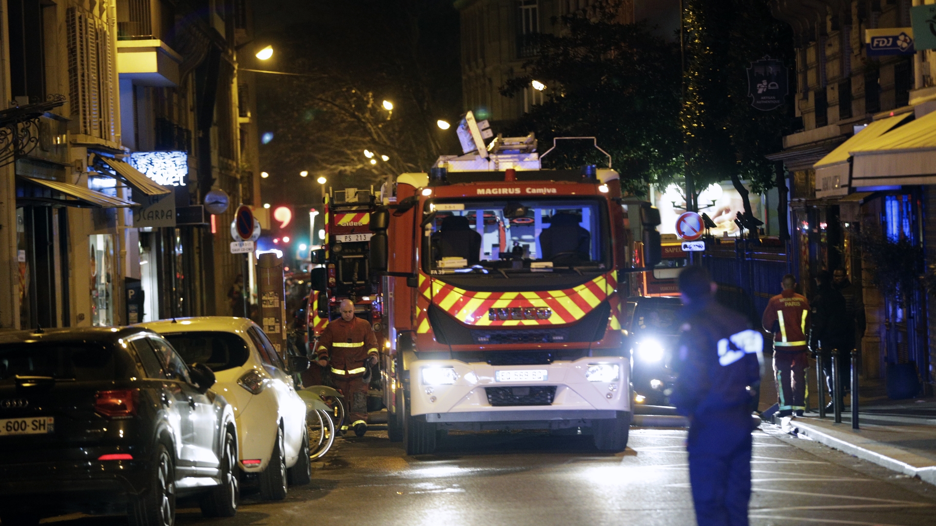 Incendio en edificio de París deja al menos siete muertos
