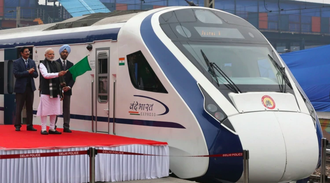 Inauguran tren más rápido de la India y choca contra vaca