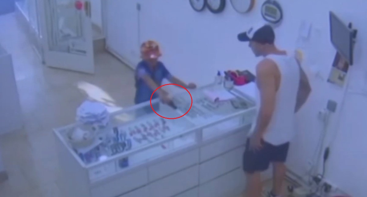 #Video Niño intenta asaltar en joyería con pistola falsa #Video Niño intenta asaltar en joyería con pistola falsa
