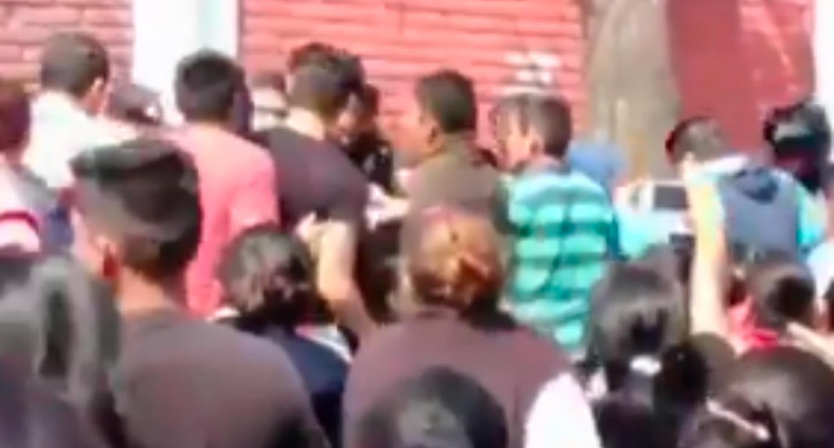 Padres de familia intentan linchar a pareja afuera de primaria en Tlalpan