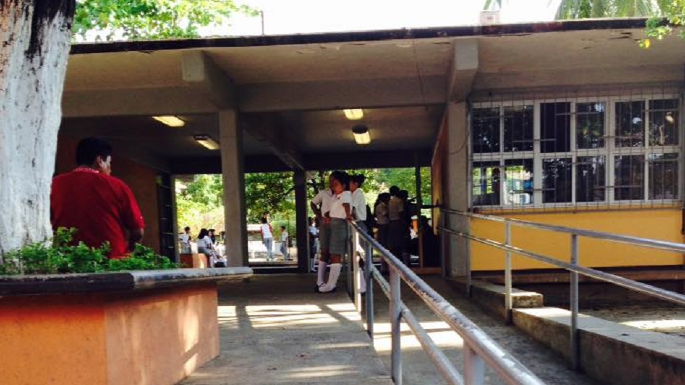 Hospitalizan a 19 alumnos de secundaria por intoxicación en Ometepec