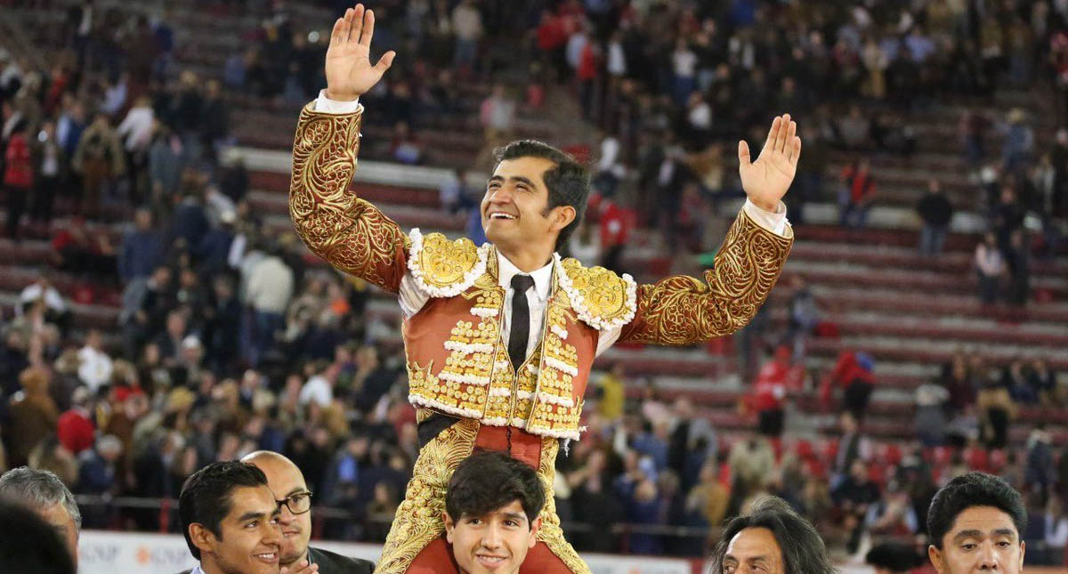 Joselito Adame sale en hombros de la Plaza México