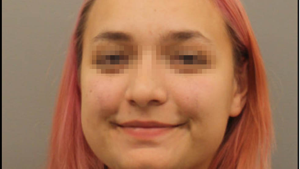 Arrestan a joven por negarse a tratar quemaduras de su bebé