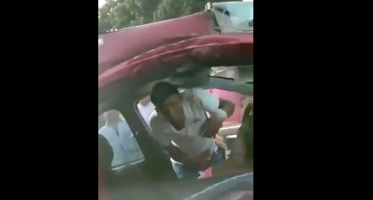 #Video Joven finge ayudar a mujer que quedó prensada para robar su celular