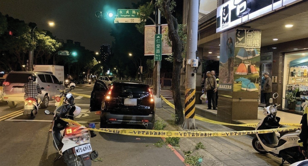 Joven sobrevive a suicidio al caer sobre auto que se detuvo en semáforo - joven-se-intenta-suicidar