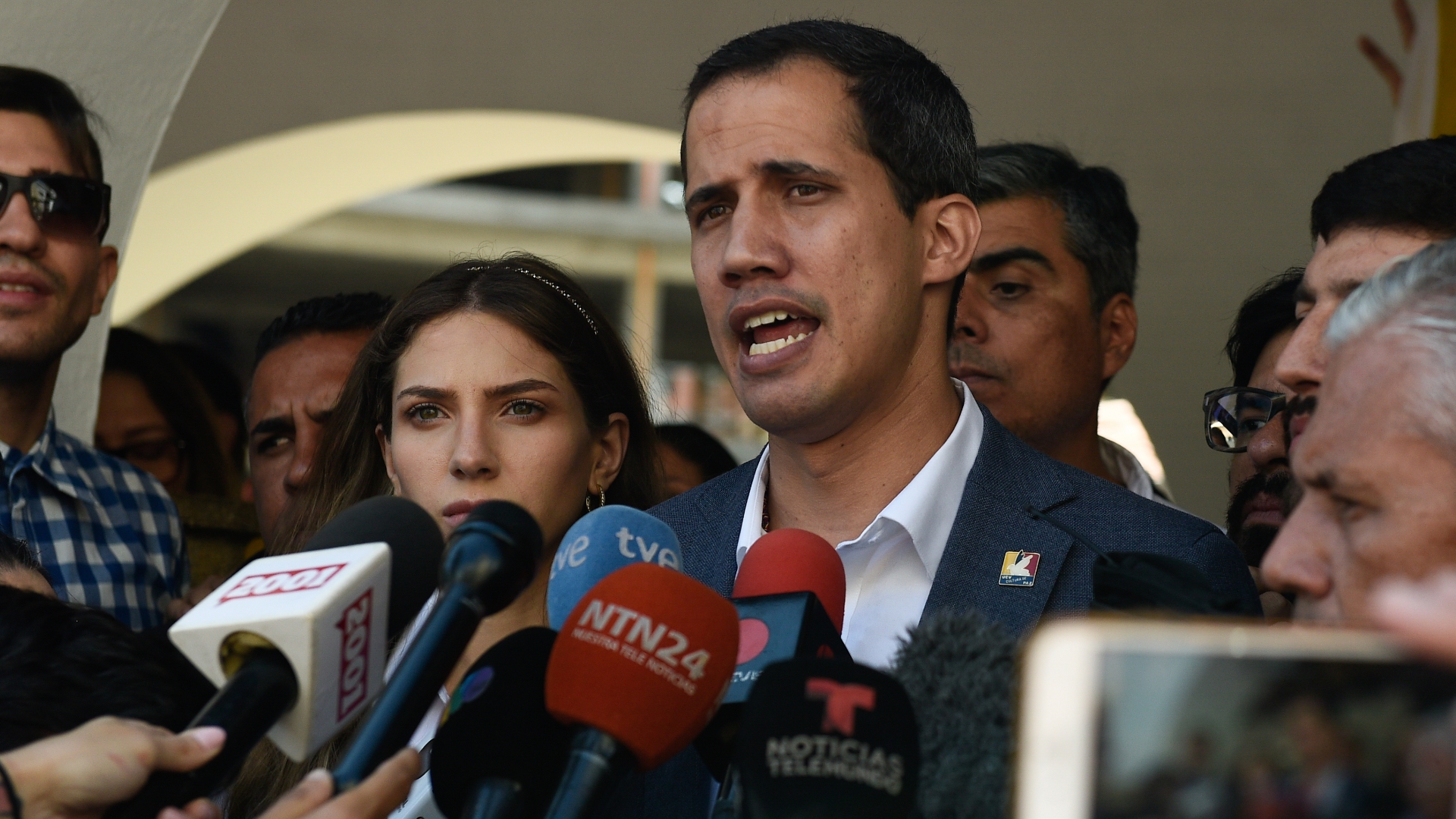 Bloqueo de ayuda es crimen de lesa humanidad: Guaidó a militares