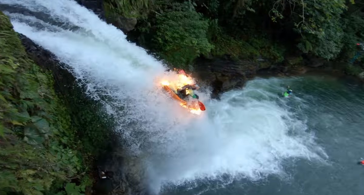 #Video Kayakista se prende fuego para lanzarse de cataratas - kayakista-envuelto-en-llamas
