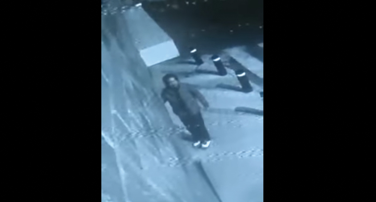 #Video Captan a hombre intentando entrar a domicilio en Nativitas