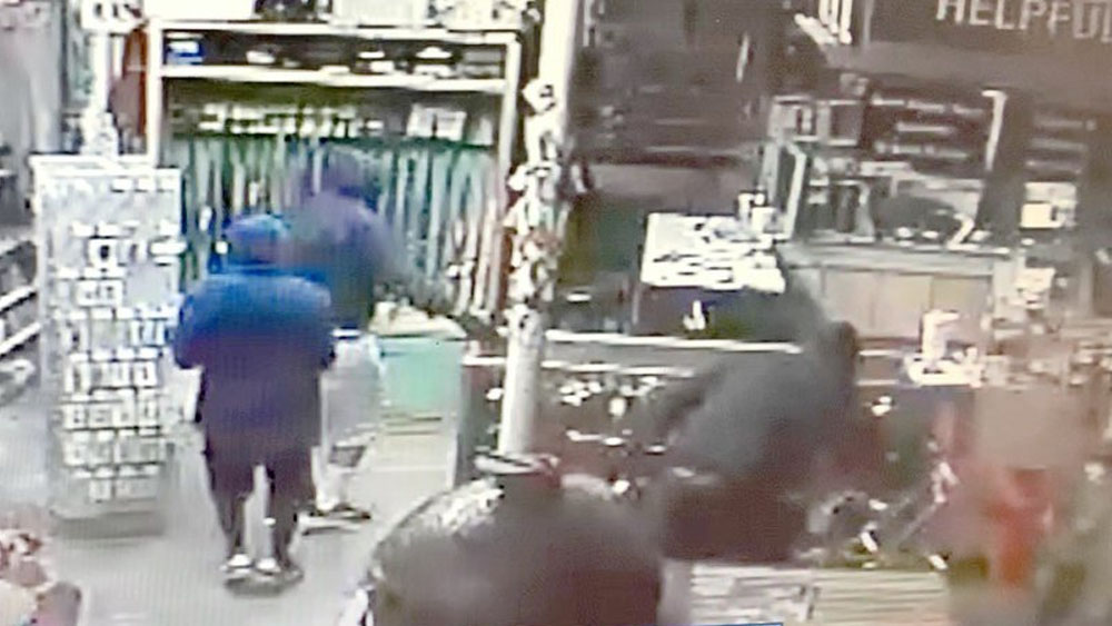 #Video Hombres roban 79 armas de tienda en EE.UU.