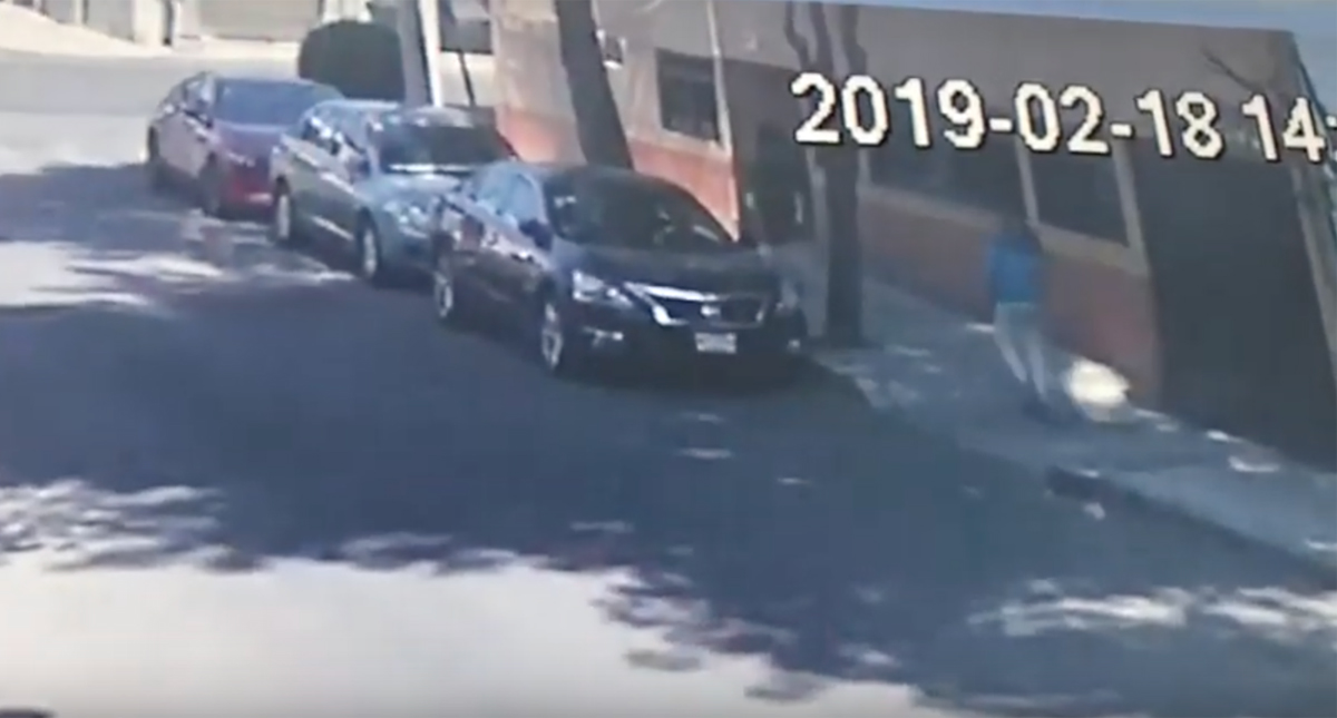 #Video Someten a mujer con llave china para asaltarla