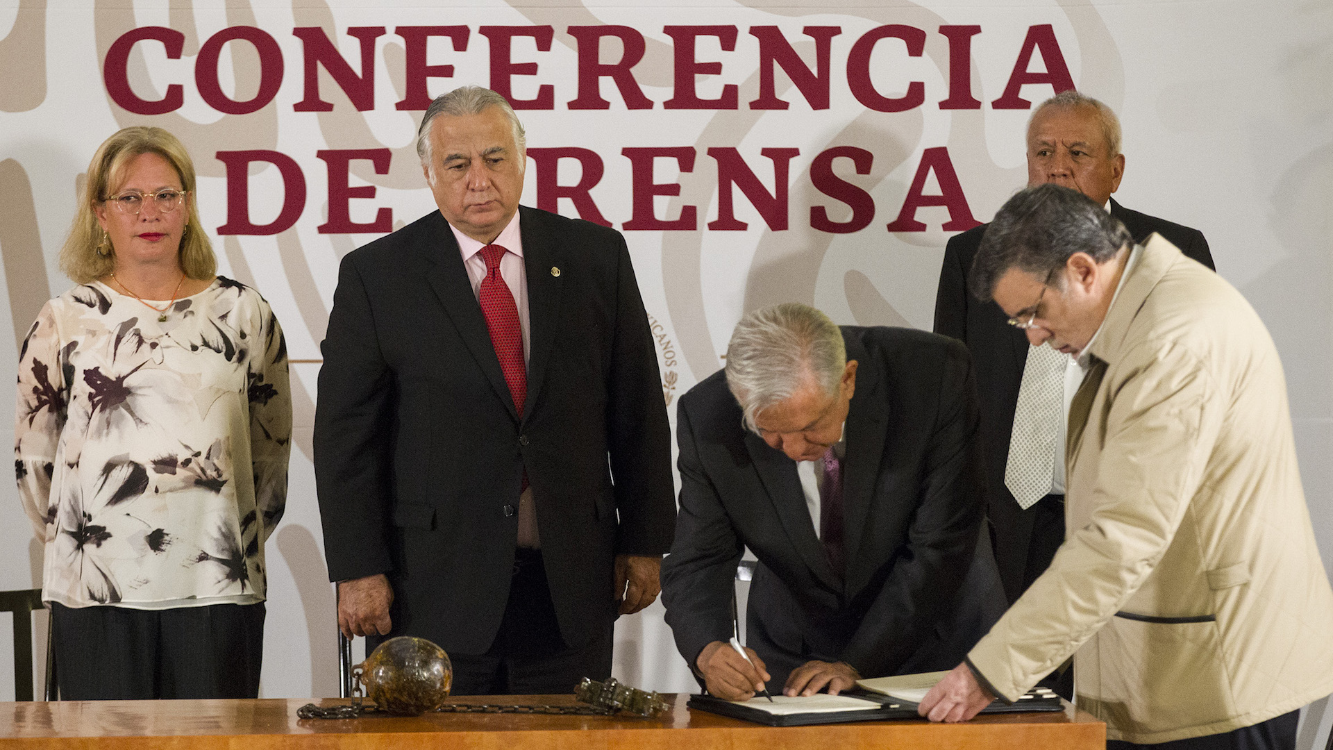 AMLO firma decreto para que Islas Marías dejen de ser penal
