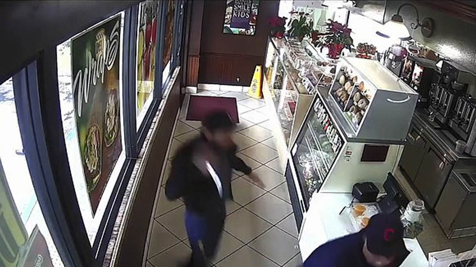 #Video Apuñalan a hombre de 63 años en negocio de donas en Los Ángeles