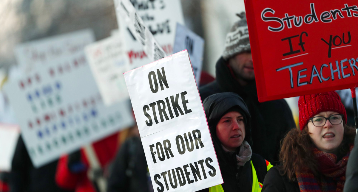 Se van a huelga maestros de Denver para exigir mejor paga