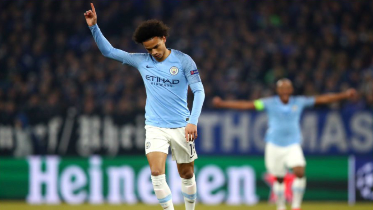 Con 10 jugadores, Manchester City remonta y vence al Schalke 04