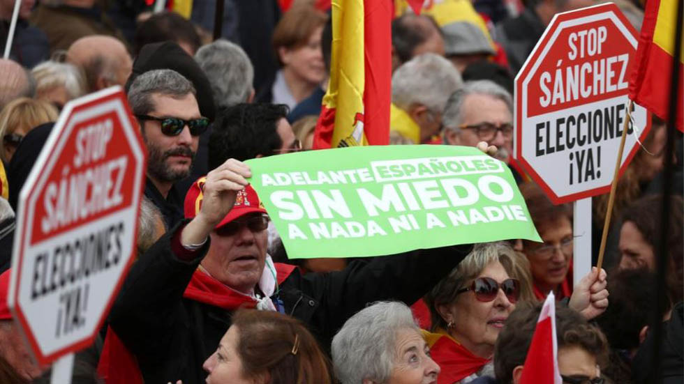 Miles de españoles se manifiestan contra Pedro Sánchez por 'traidor' - manifestacion-contra-pedro-sanchez