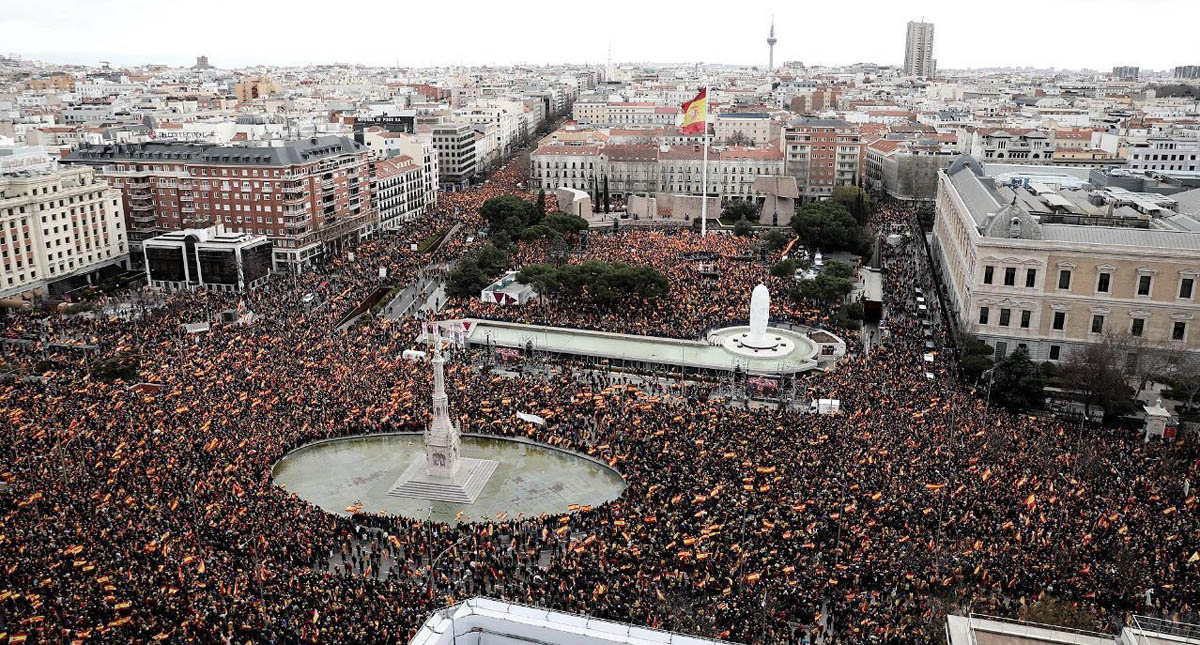 Miles de españoles se manifiestan contra Pedro Sánchez por ‘traidor’
