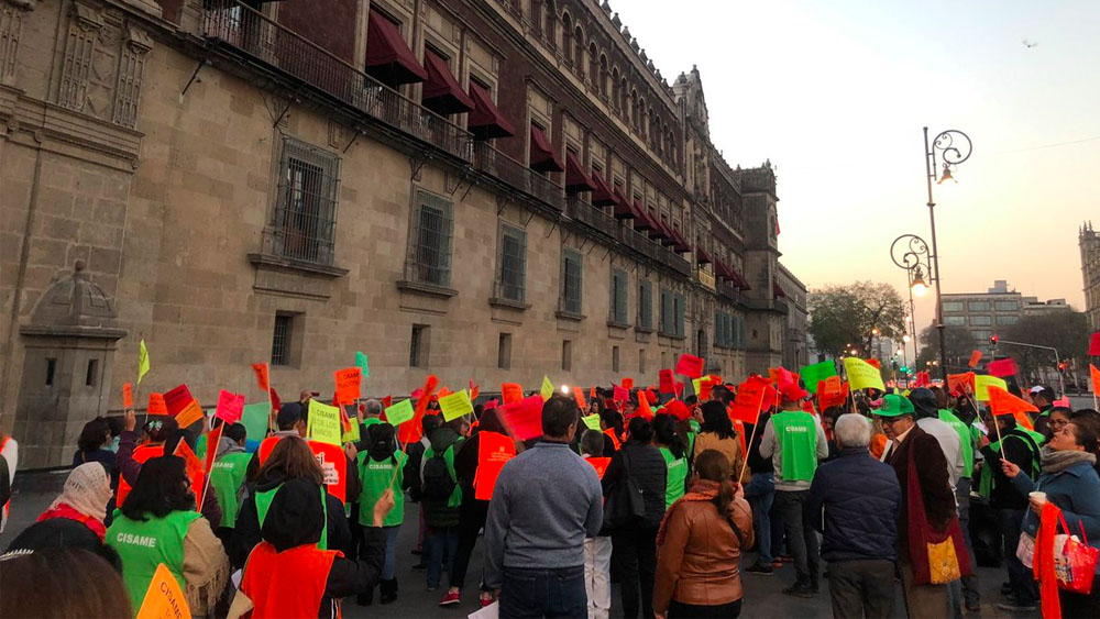 Personal del Cisame protesta en Palacio Nacional