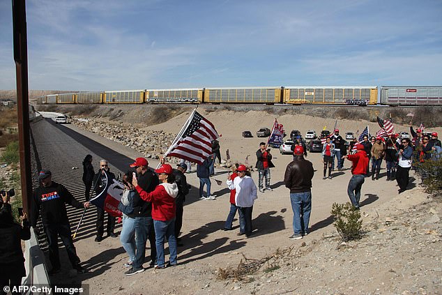 Simpatizantes de Trump realizan 'muro humano' en frontera con México - manifestantes-frontera3
