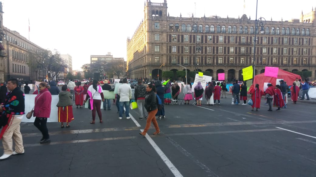 Integrantes de diversos movimientos protestan en Palacio Nacional - manifestantes-palacio-nacional-1
