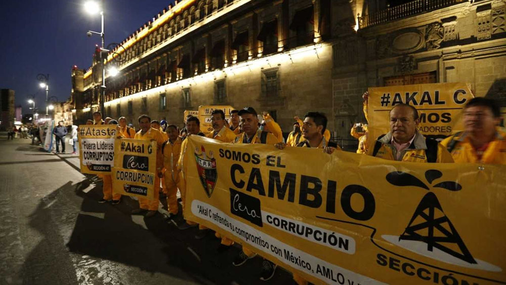 Integrantes de diversos movimientos protestan en Palacio Nacional