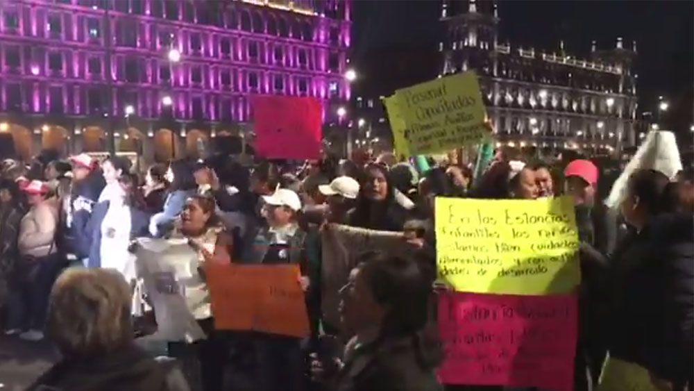 Madres protestan en el Zócalo