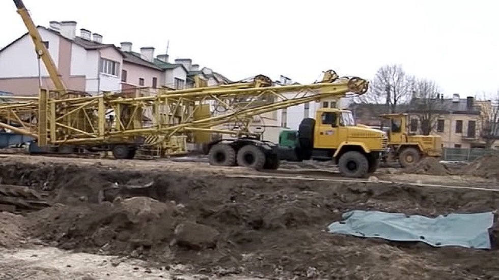 #Video Hallan fosa común de judíos asesinados en el holocausto - maquinaria-parada-por-hallazgo-de-restos-humanos