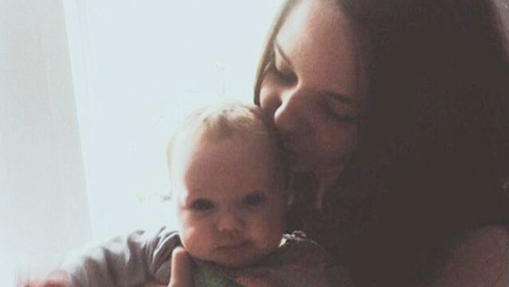 Niña muere luego de que su madre la encerrara una semana para irse de fiesta