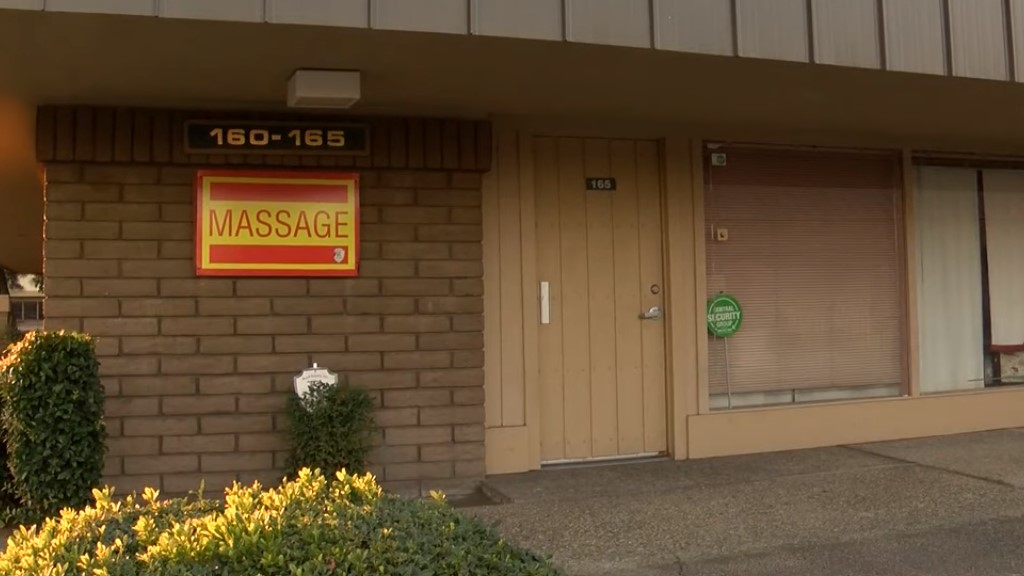 Policías encubiertas detienen a hombres por pedir sexo en un spa