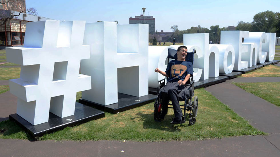 UNAM integra a profesor con parálisis cerebral