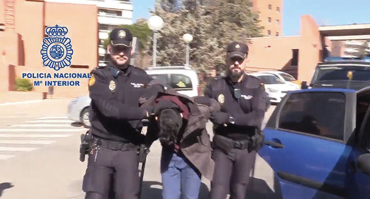 Joven asesina a su madre, la corta y la guarda en recipientes en su casa de Madrid