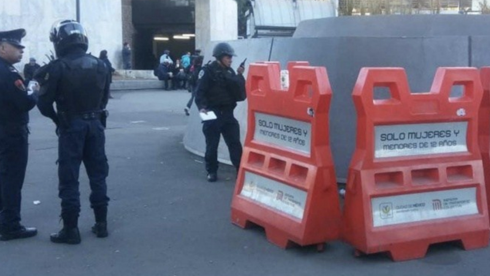 Encuentran cadáver de un hombre afuera del Metro Insurgentes