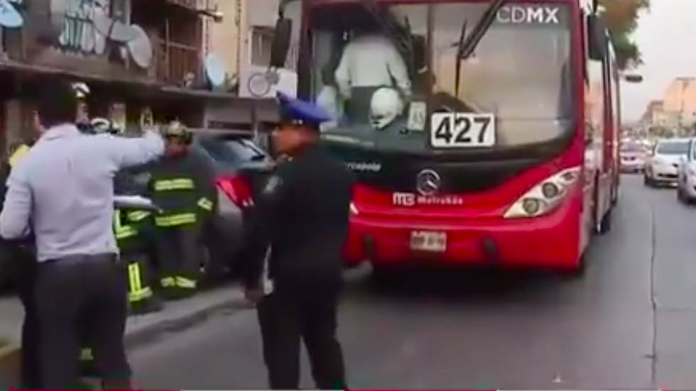 Choque de Metrobús contra camioneta deja cinco lesionados