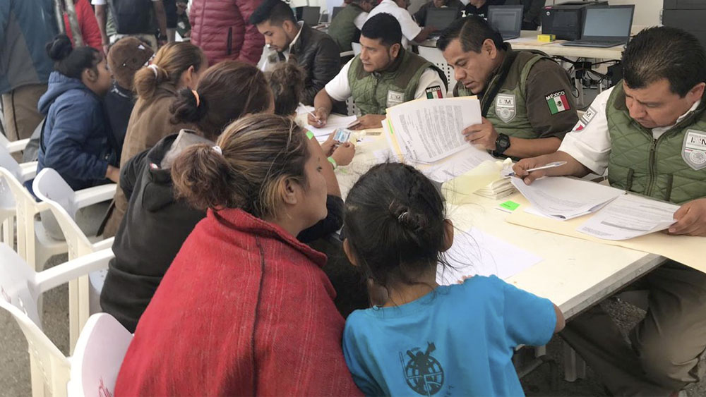 Ofrecen alimento y ropa invernal a caravana migrante en Coahuila