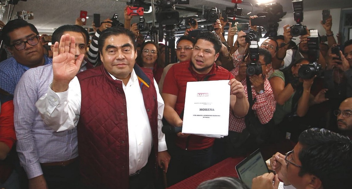 Miguel Barbosa se registra como precandidato a gubernatura de Puebla