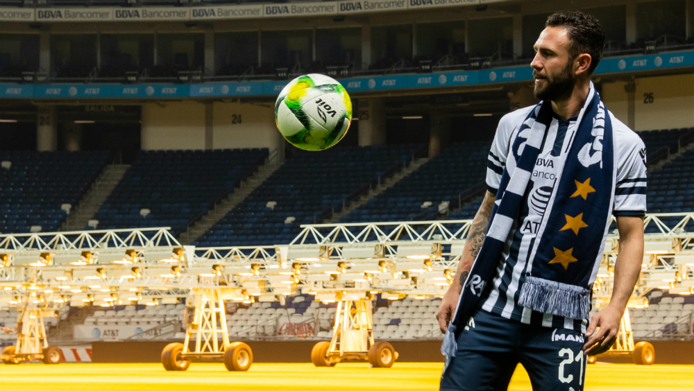 #Video Multan a Miguel Layún por circular pese a restricciones en Monterrey